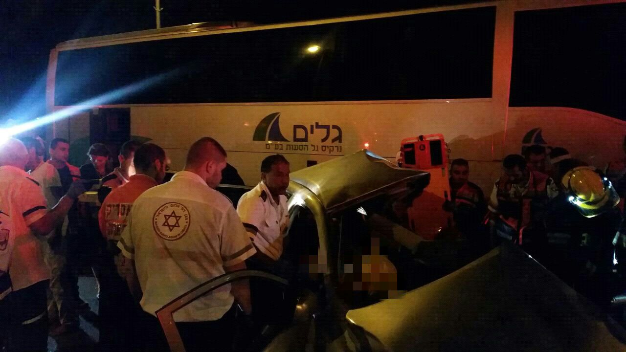 צוותי מד''א מפנים נפגעים מהזירה (צילום: תיעוד מבצעי מד''א)